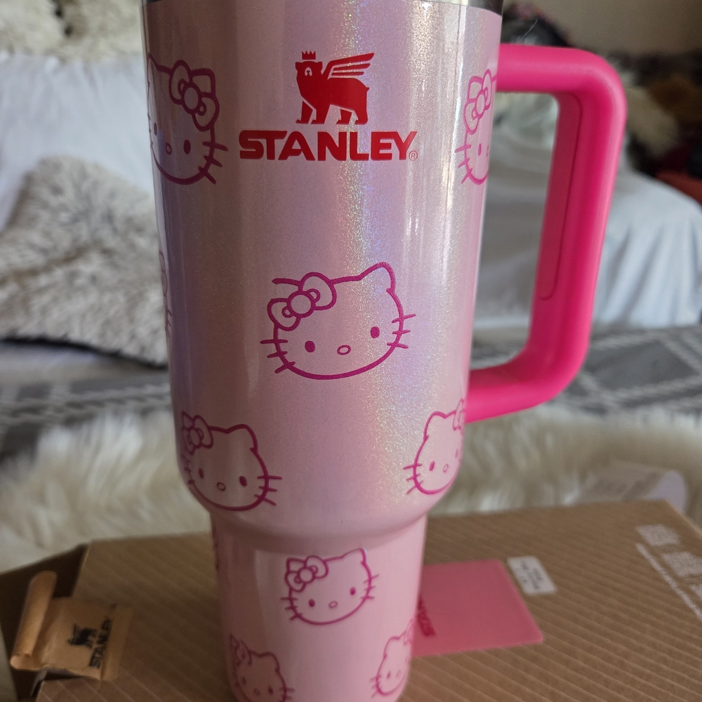 Stanley Hello Kitty Iridescent Pink Flowstate Quencher H2.0-40oz